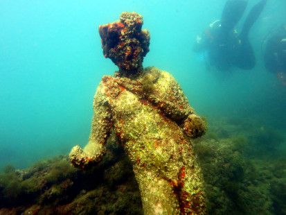 ninfeo claudio scuba diving underwater archeological park Baia City Under The Sea, Christ Of The Abyss, Sculpture Museum, Sunken City, Underwater Pictures, Roman Statue, Underwater City, Under The Water, Scuba Diving Gear