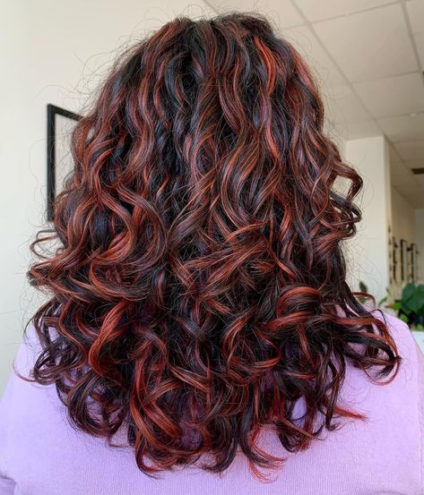 Highlight For Brown Curly Hair, Brown With Red Undertones Curly Hair, Brown Red Balayage Curly Hair, Red Hair For Curly Hair, Wavy Curly Hair Color Ideas, Curly Red Hair Dyed Highlights, Curly Red Highlighted Hair, Hair Color For Curly Hair Highlights, Dark Brown Curly Hair With Copper Highlights