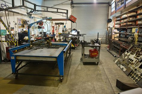 Weta Workshop Welding Bay Welding Workshop Layout, Metal Workshop Layout, Welding Shop Ideas, Welding Workshop, Welding Jig, Smart Factory, Garage Workshop Plans, Workshop Layout, Plasma Table