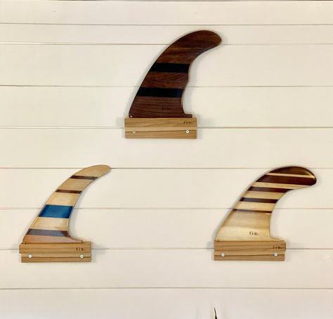 Teak Surfboard Fin Display Stand 1 Fin Wall Mount - Etsy Surfboard Fin Decor, Deco Surf, Surfboard Rack, Coast House, Curtain Brackets, Wooden Surfboard, Surfboard Fins, Board Storage, Surf Art