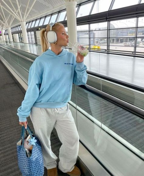 20+ Sweatpants Outfits You Can’t Get Around on Pinterest Right Now 2 Airport Aesthetic Pictures, Chic Airport Outfit, Cute Airport Outfit, Airport Vibes, Airport Outfit Ideas, Plane Outfit, Airport Outfit Summer, Air Port Outfit, Airplane Outfits