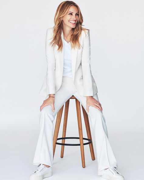 #juliaroberts Happy Sunday Everyone 🤗 Julia Roberts Style, Business Portraits Woman, Professional Profile Pictures, Business Portrait Photography, Man About Town, Branding Photoshoot Inspiration, Business Portrait, Studio Photoshoot, Shooting Photo