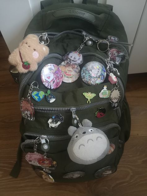 Decorated School Bag, Decorated Backpack Aesthetic, Backpack Inspo School, Decorated Backpack, Backpack With Pins, Punk Fashion Diy, Backpack Ideas, Backpack Art, Diy Kandi Bracelets