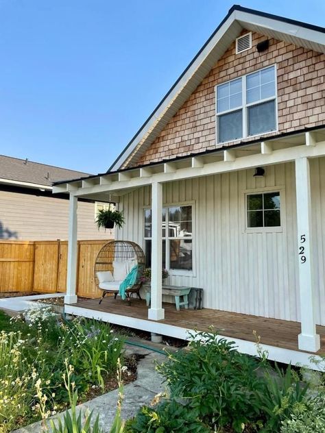 Natural cedar shakes, unpainted up top. White House With Cedar Shake Accents, Cedar Shake Siding Accent White House, Cedar Shake Siding Accent, Cedar Shake Siding, Son House, Rustic Comforter, Modern Garage Doors, Cedar Shake, Shake Siding