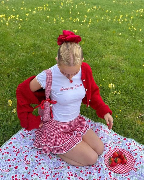 Picnic Outfit Summer, Strawberry Shortcake Outfits, Strawberry Outfit, Strawberry Girl, Aesthetic Fit, Outfit Inspo Casual, Americana Fashion, April 21, Outfit Look