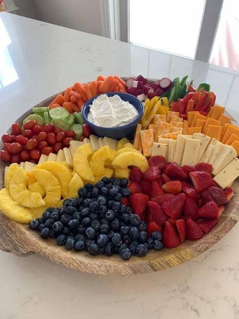 Veggie And Fruit Tray, Vegetables Tray, Egg Salad Pasta, Salad Macaroni, Pool Party Food, Fruit Creations, Fruit Platter Designs, Vegetable Tray, Vegetable Platter