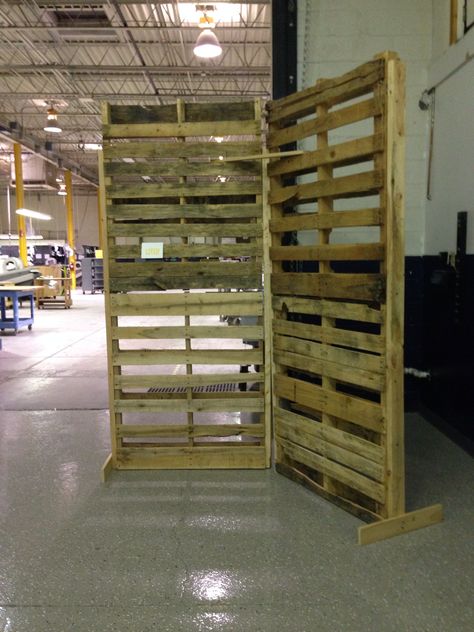 Pallet wall constructed by Utley Brothers Printing Palette Display, Pallet Backdrop, Vendor Booth Display, Pallet Display, Diy Pallet Wall, Pallet Walls, Pallets Diy, Fair Booth, Fall Leaf Garland