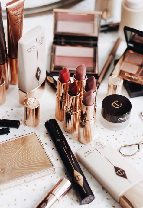 Makeup Products Photography, Product Flatlay, Tilbury Makeup, Koleksi Makeup, Makeup Flatlay, Make Up Kits, Charlotte Tilbury Lipstick, Makeup Collection Goals, Make Up Gold