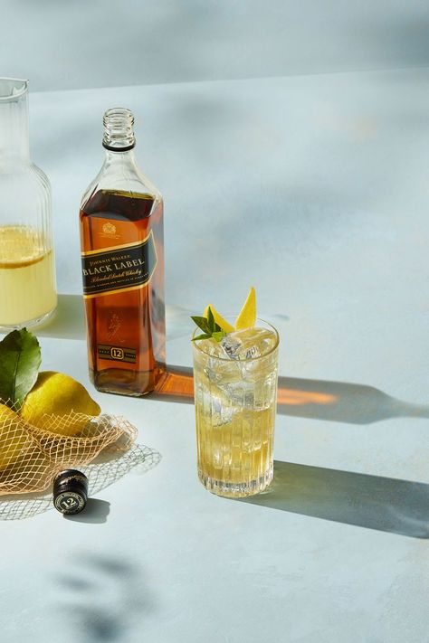 To join the celebrations of the Grand Prix, we’ve compiled our favourite cocktails of the weekend to raise a toast for the first edition in Miami. Johnny Walker Drinks Recipes, Johnny Walker Black Label Cocktails, Liquor Pictures, Johnnie Walker Cocktails, Shower Vibes, Johnnie Walker Whisky, Johnnie Walker Red Label, Whiskey Smash, Johnnie Walker Black Label