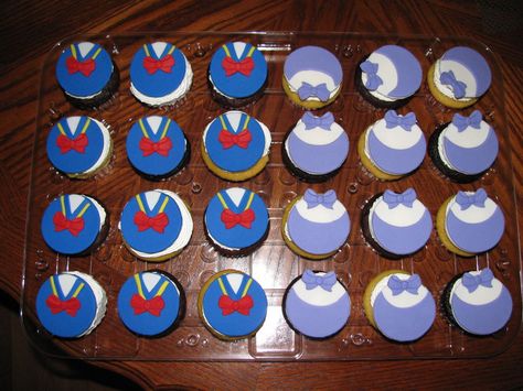 Mickey Mouse Clubhouse Donald Duck and Daisy cupcakes. Donald Duck Cupcakes, Daisy Duck Party, Duck Cupcakes, Daisy Cupcakes, Donald And Daisy, Disney Cupcakes, Daisy Birthday, Donald And Daisy Duck, Disney Cookies