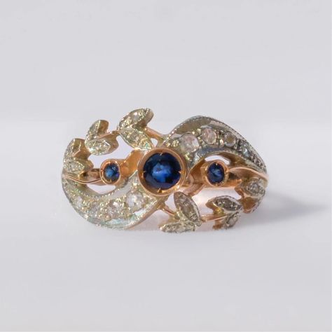 💐This Belle Époque-inspired piece is truly unique! We bet you’ve never seen anything quite like it.💙🦋 🇫🇷This ring exudes elegance, transporting you to late-1800s Paris, at the height of the Belle Époque era. A darling jewel, she captures the opulence, sophistication, and romance of early 20th-century France. ✨Crafted in 9ct gold, she features three vivid, royal blue sapphires bezel-set in soft rose gold, accented by nature-inspired, swirling details adorned with rose-cut diamonds in rhodium... Soft Rose, Belle Epoque, Rose Cut Diamond, Rose Cut, Bezel Setting, Nature Inspired, Blue Sapphire, In The Heights, 20th Century