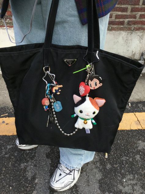 Cute Bag Charms Aesthetic, Baggu Keychain Aesthetic, Anik Anik Bag, Purse With Charms Aesthetic, Black Backpack Decoration, Tote Bag With Charms, Bags With Charms Aesthetic, Keychain Bag Aesthetic, Backpack Aesthetic Black