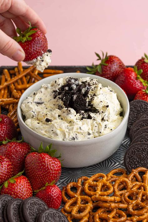 4-Ingredient Oreo Dip Whipped Cream Dip, Oreo Whipped Cream, Oreo Dip, Shareable Desserts, Vegetarian Cookies, Cream Dip, Cheesecake Dip, Dipped Oreos, Instant Pudding Mix