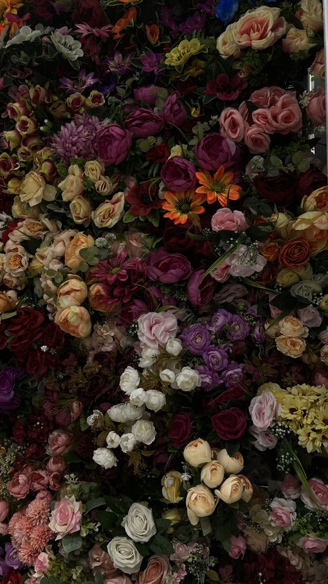 Faded Flowers Aesthetic, Floral Dark Wallpaper, Dark Floral Aesthetic Wallpaper, Artsy Wallpapers Aesthetic, Phone Backgrounds Flowers, Dark Floral Wallpaper Iphone, Goddess Phone Wallpaper, Elegant Wallpaper Aesthetic, Happy Wallpaper Aesthetic