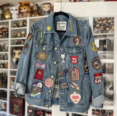 Harry Potter Jacket, Jean Jacket Design, Jean Jacket Diy, Jeans Patch, Jean Jacket Patches, Diy Denim Jacket, Custom Denim Jacket, Disneyland Outfits, Denim Jacket Patches