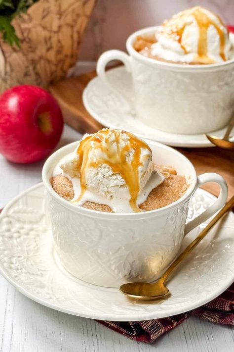 This apple mug cake is a tender, soft, raw apple cake richly seasoned with cinnamon and nutmeg. It's ready in 3 minutes or less and is cozy, delicious, and oh-so-perfect for chilly days! Apple Cinnamon Mug Cake, Raw Apple Cake, Apple Mug Cake, Pretty Baking, Cinnamon Mug Cake, Banana Bread Mug, Dessert In A Mug, Lemon Mug Cake, Easy Mug Cake