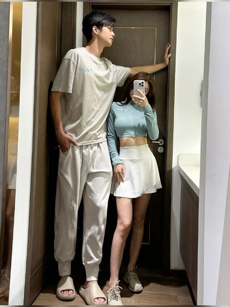 Ulzzang Couple Height Difference, Couple Goal Height Difference, Height Difference Art Reference, 6ft And 5ft Couple, Korean Couple Height Difference, 40 Cm Height Difference Couple, Height Difference Couple Art, Big Height Difference, Huge Height Difference Couple