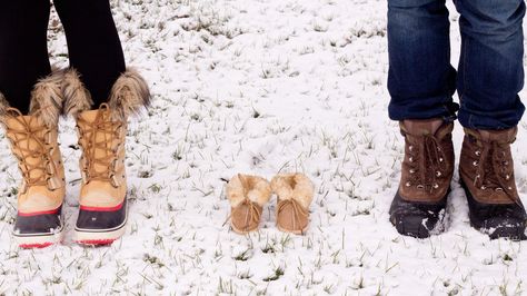 Winter Pregnancy Announcement Snow Baby Announcement, Baby Announcement Winter, Winter Pregnancy Announcement, Winter Maternity Pictures, Pregnancy Announcement Photography, Winter Pregnancy, Winter Maternity Photos, Pregnancy Announcement Photoshoot, Shooting Couple