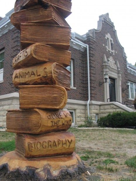 "Gone With the Wind" and other books in front of the Vinton Public Library (Iowa) - photo by Dave Rasdal, via wcfcourier;  Brian Parr used a chain saw to create several sculptures around the town of Vinton, Iowa, after a storm with winds up to 130 mph hit the city on July 11, 2011, destroying or damaging 80% of the trees. Wood Carving Sculpture, Chainsaw Sculpture, Chainsaw Wood Carving, Carving Sculpture, Tree Stumps, Tree Carving, Chain Saw, Chainsaw Carving, Tree Trunks