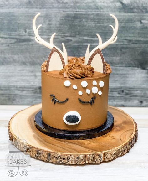 Baking Artwork, Winter Birthday Themes, Hunter Birthday, Deer Cake, Deer Cakes, Woodland Deer, Themed Birthday Cakes, Christmas Cakes, Winter Birthday