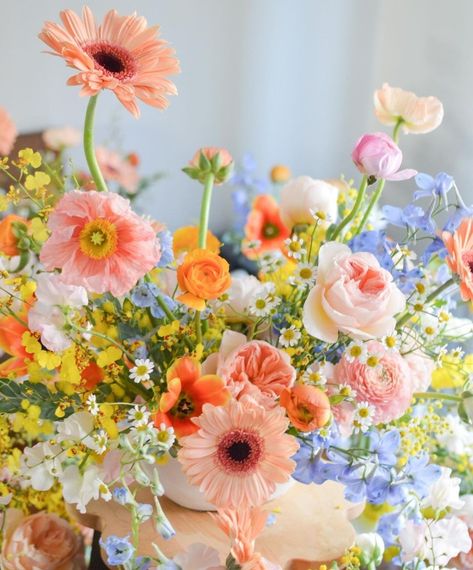 Civil Wedding Reception, Ocean Wedding Theme, Floral Reference, Summer Flower Arrangements, Flower Composition, Flowers In Vases, Composition Ideas, Weekend Mood, Wedding Color Scheme