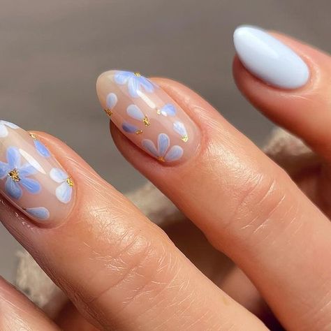 Nails By DanielleKatie on Instagram: "I’m here for all the floral nail art 🙌🏻🌸🩵  @theprogeluk Wave, Tide & Sophia 🩵  @nailstampingqueenuk gold leaf ✨  Use my BA code DAN10 for a discount on your orders at checkout 🩵  Inspo: @cg.nailsvd 🩵  #springnails #springnailart #nailart #nailartaddict #theprogeluk #nailstampingqueenuk #pastelnails #seasonalnails #floralnails #floralnailart #flowernails #abstractnailart #prettynails #nailsonfleek #nailsonpoint #showscratch #nailitdaily #nailinspiration #nailideas #nailinspo #simplenails #simplenailart #bluenails💙 #bluenails #shinynails #healthynails #naillove #nailsofinstagram #nailobsession #nailworld" Ongles Baby Blue, Short Oval Nails, Light Blue Nails, Baby Blue Nails, Floral Nail Designs, Cute Spring Nails, Oval Nails, Clear Nails, Floral Nails