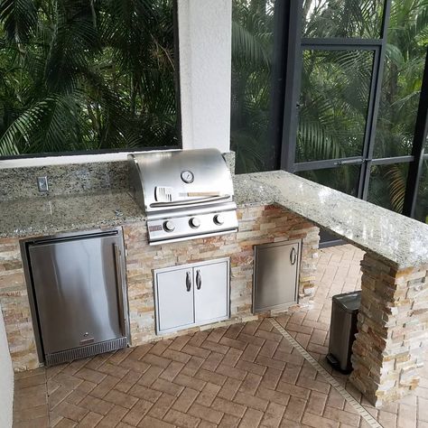 Outdoor Kitchen And Patio, Design Outdoor Kitchen, Estero Florida, Custom Outdoor Kitchen, Design Per Patio, Small Outdoor Kitchens, Outdoor Grill Area, Outdoor Bbq Area, Patio Grill