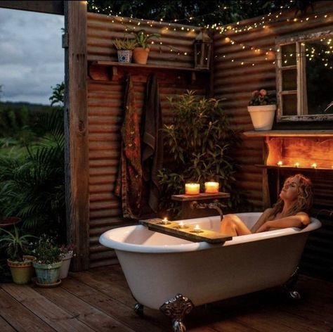 Clawfoot Tub Outside, Outdoor Bathtub Ideas, Outdoor Bath House, Outdoor Clawfoot Tub, Outside Bathtub, Garden Bathtub, Outdoor Bathtub, Outdoor Bathroom Design, Outdoor Tub