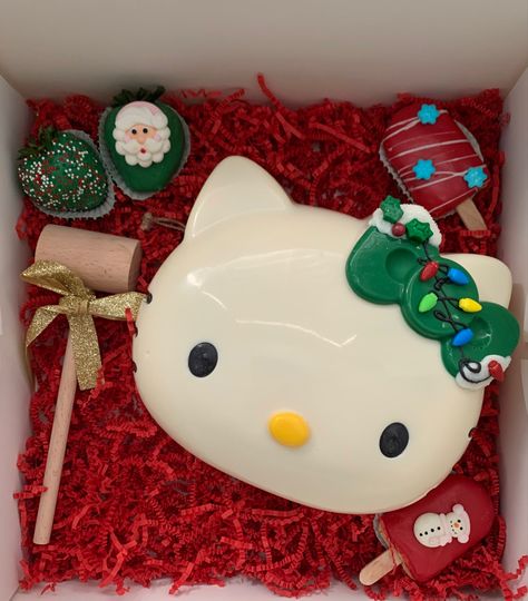 Girly Christmas Gifts, Christmas Covered Strawberries, Chocolate Covered Strawberries Bouquet, Christmas Strawberry, Hello Kitty Videos, Christmas Hello Kitty, Strawberry Sweets, Easy Halloween Snacks, Cute Pumpkin Carving