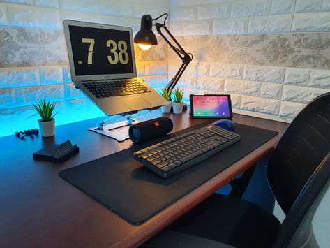 Laptop Setup Ideas Minimalist, Minimalist Laptop Setup, Laptop Desk Setup Small Spaces, Gaming Laptop Setup Ideas, Small Bedroom Desk Setup, Desk Laptop Setup, Laptop Setup Work Spaces, Budget Desk Setup, Laptop Desktop Setup