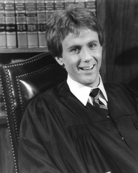 Night Court Harry Anderson B/W 8x10 Glossy Photo Wkrp In Cincinnati, Markie Post, Harry Anderson, Photo Black White, 1970s Tv Shows, Photo Night, Classic Television, Night Court, People Of Interest