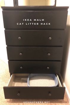 Clever hack to hide the cat litter in a MALM chest. English Apartment, Chest Of Drawers Ikea, Ikea Hacks For Cats, Hiding Cat Litter Box, Malm Chest Of Drawers, Hidden Litter Boxes, Ikea Built In, Cat Bedroom, Hiding Ugly