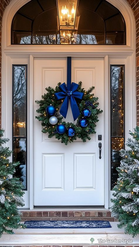 40 Inspiring Blue Christmas Decorations - The Garden Style Blue Christmas Decor Ideas, Pinecones Ornaments, Welcoming Front Door, Blue Christmas Decorations, Blue Christmas Wreath, Outdoor Christmas Planters, Blue Christmas Decor, Christmas Mantle Decor, Christmas Planters