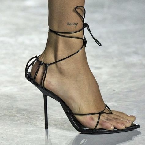 Stylo Shoes, Ankle Tattoo Designs, Shoes Inspiration, Paris Fashion Week Runway, Runway Shoes, Geniale Tattoos, Discreet Tattoos, Dainty Tattoos, Ankle Tattoo