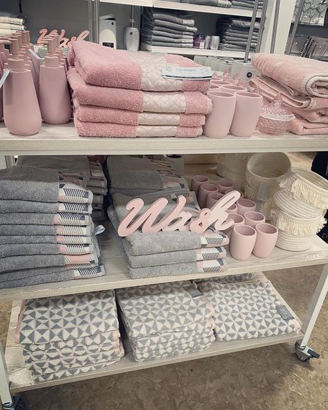 Rachel 💓 on Instagram: “LOVING this pink and grey bathroom collection in @shopmatalan 😍💓 #bathroom #bathroomdecor #towels #homeware #shop #shopping #home #house…” Small Bathroom Ideas Pink And Grey, Pink And Grey Home Decor, Pink And Grey Kitchen Decor, Pink Grey Bathroom, Pink And Grey Bathroom Ideas, Blush Pink Bathroom Decor, Pink And Grey Bathroom Decor, Pink And Gray Bathroom, Daisy Bathroom