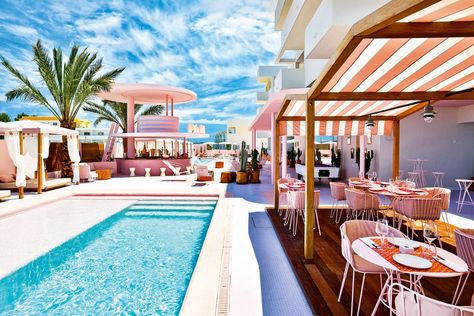 Miami Pool, Estilo Kitsch, Art Deco Party, Miami Art Deco, Art Hotel, Maximalist Interior, Deco Rose, Outdoor Furniture Design, Hotel Interior Design