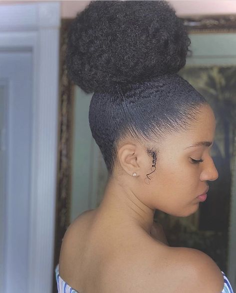 Updo Cabello Natural, Hair Bun Design, Afro Hair Bun, Quick Bun, Afro Puff Hairstyles, Weave Braids, Black Hair Bun, Natural Wedding Hairstyles, Natural Hair Bun Styles