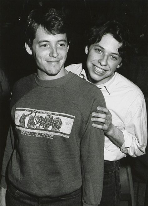 Matthew Broderick and a rare candid of a smiling Fran Lebowitz Duckie Dale, John Cryer, 80s Life, Two And Half Men, Hard Images, John Hughes Movies, Ferris Bueller’s Day Off, Jon Cryer, Smash Board