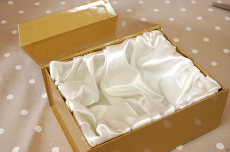 RSF packaging in one of the first class organization gives satin lined gift box. They offer the best satin lined gift boxes in US and UK.  #SatinLinedBox #SatinLinedBoxes #SatinLinedGiftBox #SatinLinedGiftBoxes #SatinLinedGiftBoxesUS #SatinLinedGiftBoxSuppliers #ThursdayThoughts #TSmural Satin Packaging, Gold Box Packaging, Give Box, Packing Box Design, Luxury Box Packaging, Champagne Box, Jewelry Packaging Design, Box Window, Hamper Boxes