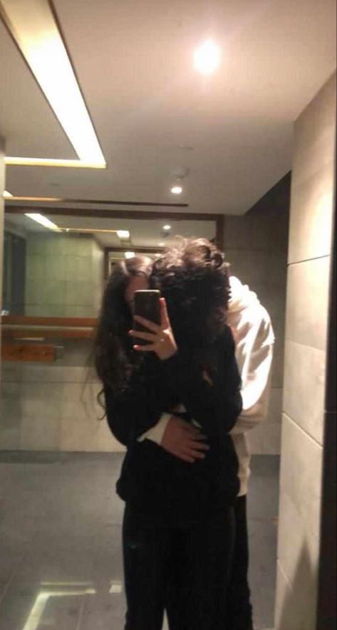 💕💕💕💕 Shy Couple Photo Ideas, Mirror Pics With Boyfriend No Face, Guy Mirror Selfie No Face, Boyfriend Pictures Mirror Selfie, Couple Pics With Hidden Face Spicy, Cute No Face Couple Photos, Couple Mirror Pic Hidden Face, Couple Mirror Selfie Ideas, No Face No Case Relationship Pictures