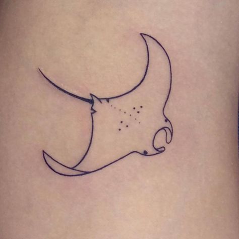 101 Amazing Manta Ray Tattoo Ideas You Need To See! 82 Outsons Stingray Tattoos, Manta Tattoo, Manta Ray Tattoo, Simple Tattoo With Meaning, Marine Tattoo, Stingray Tattoo, Ray Tattoo, See Tattoo, Cowgirl Tattoos