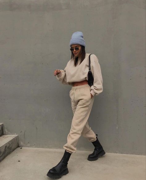 Street style outfit trendy inspo cute Tracksuit And Boots Outfit, Sportive Outfit Winter, Sweatpants Boots Outfits, Sweatpants Outfit With Boots, Tuta Outfit Style, Crop Top Winter Outfits, Sweatpants And Boots Outfits, Beige Sweatpants Outfit, Winter Sports Outfits For Women