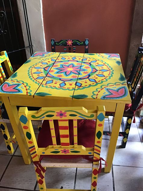 Architect Girl, Mexican Painted Furniture, Mexican Casa, Mexican Chairs, Mexican Art Painting, Painted Dining Table, Mexican Furniture, Whimsical Painted Furniture, Painted Patio