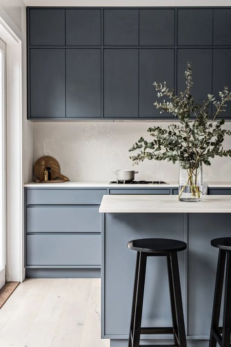 8 Swoon Worthy Kitchen Design Trends for 2021 - Everyday A Cabinet Hardware Trends, Серая Кухня, Interior Simple, Cheap Bathrooms, Blue Cabinets, Kitchen Room Design, Interior Modern, Kitchen Inspiration Design, Blue Kitchens