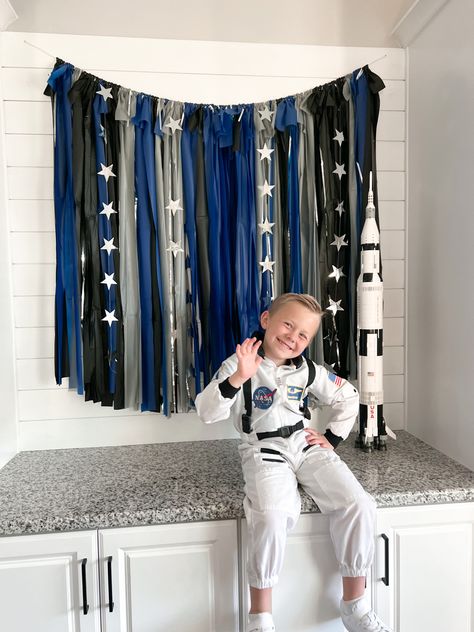 Space Photo Backdrop, Diy Space Backdrop, Space Backdrop, Cake Table Backdrop, Streamer Backdrop, Diy Photo Backdrop, Diy Galaxy, Outer Space Party, Party Backdrops