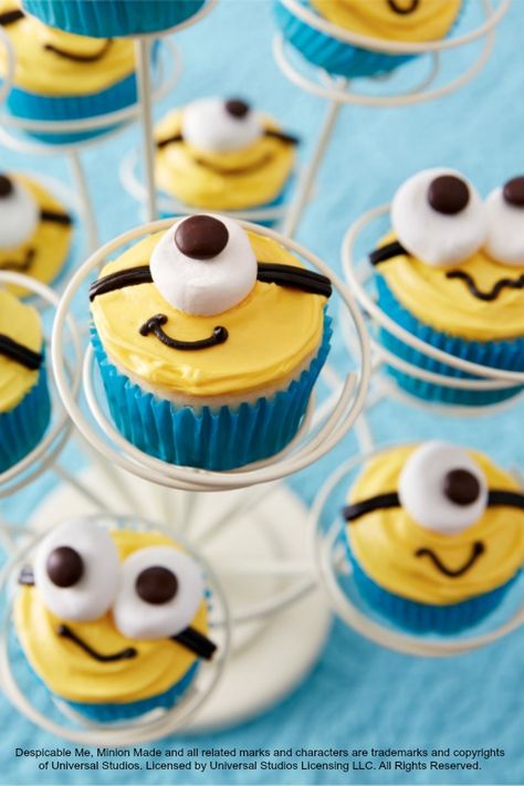 Nothing fancy required for these adorable Despicable Me cupcakes—just frosting, food coloring, candy and your favorite flavor of cake mix. Use blue baking cups for an extra special Minion touch. Hint: if you don’t have black licorice handy, Betty members suggest subbing in more of the black decorating gel. Despicable Me Cupcakes, Minion Cupcake, Cupcakes Bonitos, Minions Party, Minion Cupcakes, Minion Birthday Party, Kid Cupcakes, Cupcake Wars, Creative Cupcakes