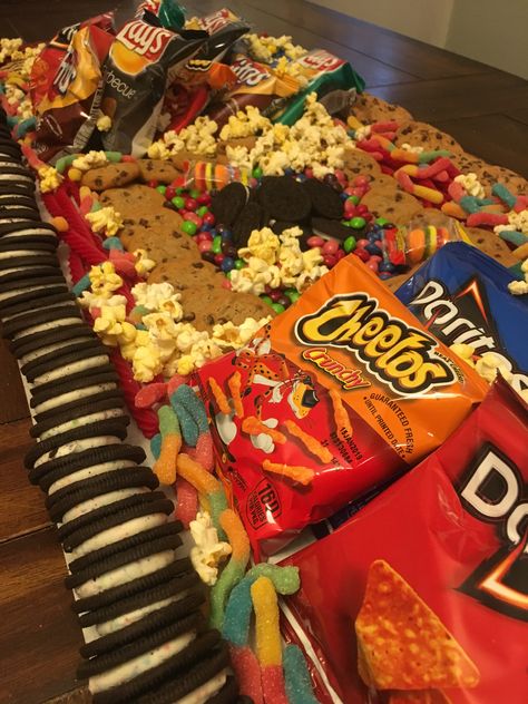 A Lot Of Food On Table, Junk Food Birthday Party, Prom Food Table, Snack Table Party, Class Party Food, Senior Sleepover, Snack Table Ideas, Snack Table Ideas Party, Party Trays Ideas Food Platters