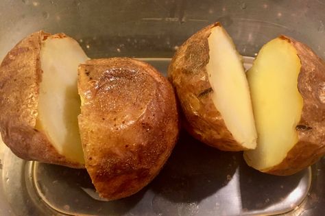 The 2 Best Ways to Reheat a Baked Potato Without Drying It Out Reheat Baked Potato, Over Baked Potatoes, Leftover Baked Potatoes, Italian Panettone, Potato Face, Hasselback Potatoes, Jacket Potato, Food Donation, Food Swap