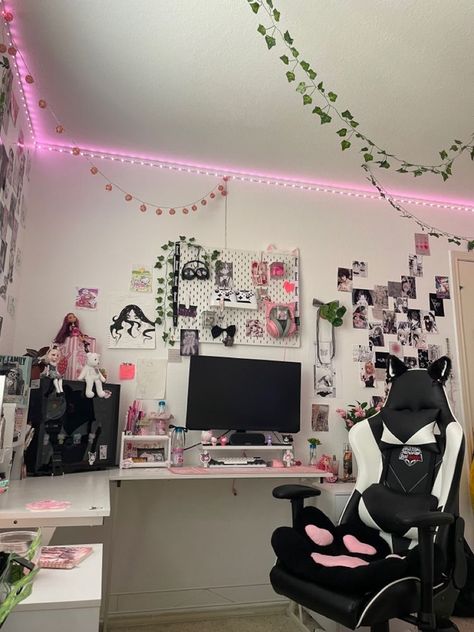 Aesthetic Set Up Gaming, Gaming Setup Pink And White, Black White Pink Desk Setup, Gameing Set Up Girl, Pink Black White Room Ideas, Kawaii Aesthetic Gaming Setup, Pink And White Gaming Room, Gaming Set Up Aesthetic Black, Black And White Gamer Room