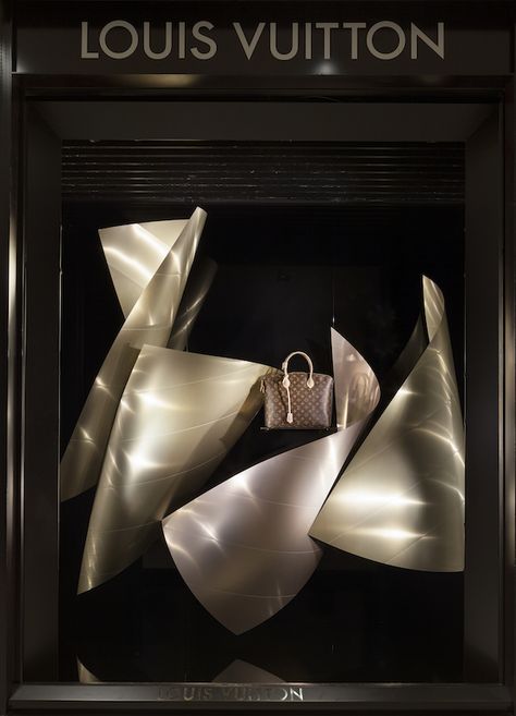 Louis Vuitton ganha vitrines assinadas por Frank Gehry Display Visual Merchandising, Window Display Retail, Visual Merchandising Displays, Window Display Design, Louis Vuitton Store, Boutique Display, Frank Gehry, Store Windows, Interior Display